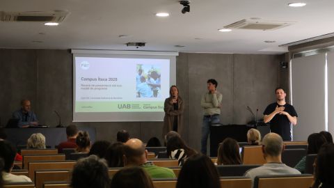 Grupo de personas sentadas en la reunión del Campus ítaca